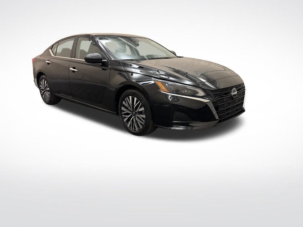 Used 2024 Nissan Altima 2.5 SV image 3