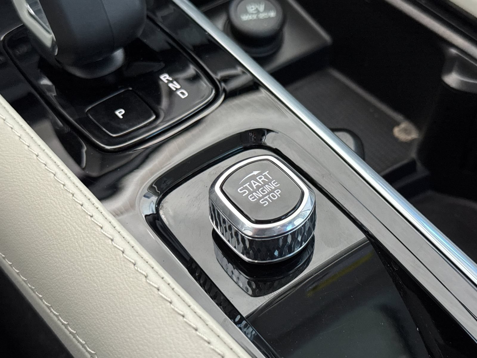 Certified 2024 Volvo XC90 T8 Plus w/ Protection Package Premier AWD/4WD image 28