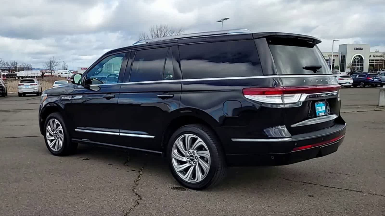 Used 2023 Lincoln Navigator Reserve AWD/4WD image 6