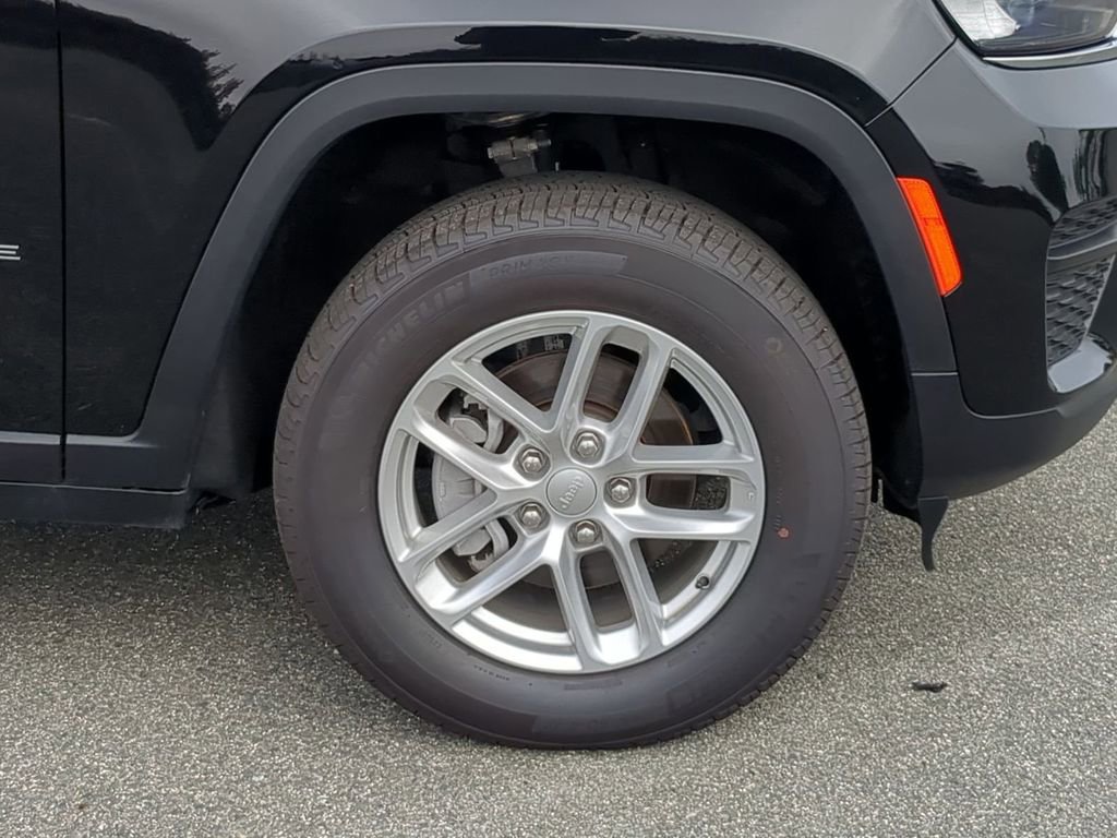 Used 2024 Jeep Grand Cherokee Laredo X image 11