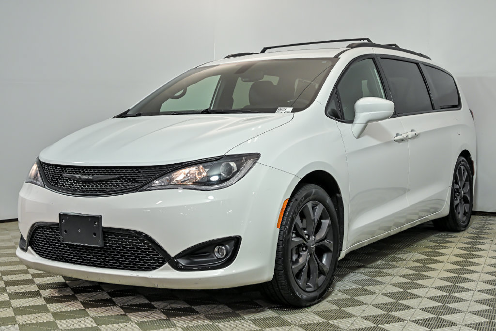 Used 2020 Chrysler Pacifica Touring-L Plus w/ S Appearance Package FWD image 5