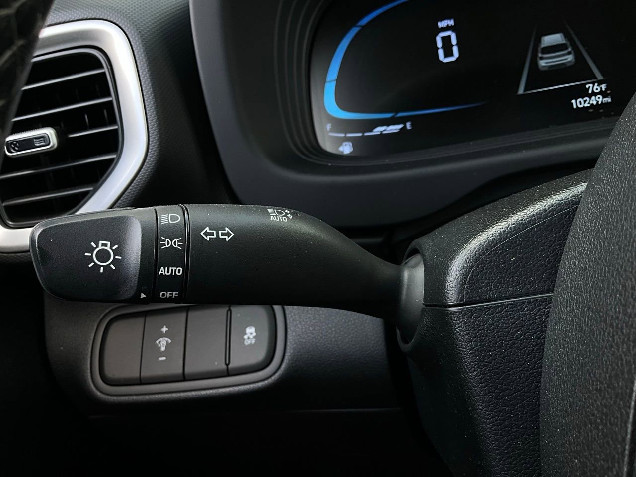 Used 2025 Hyundai Venue SEL image 36