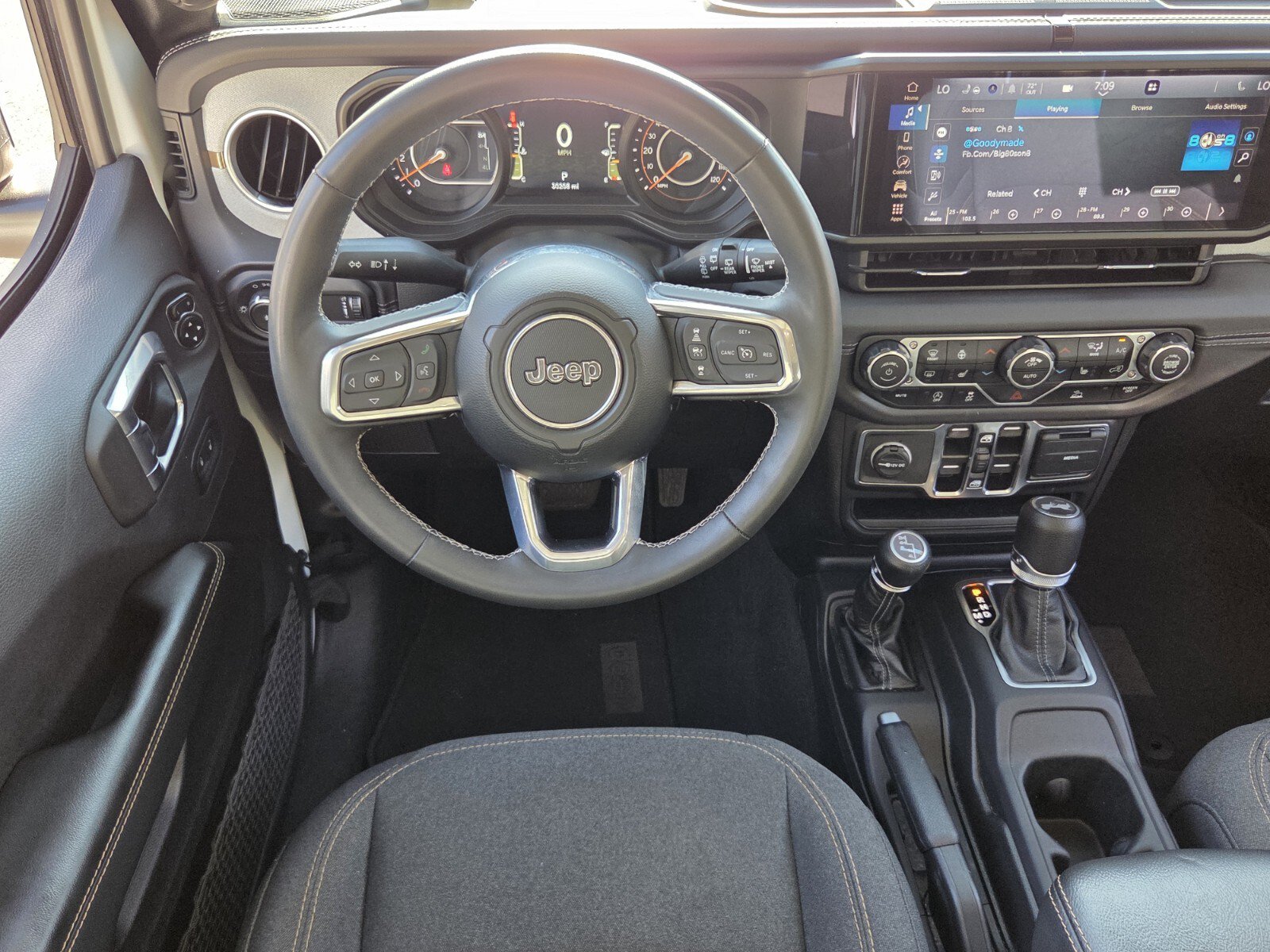 Used 2025 Jeep Wrangler Unlimited Sahara AWD/4WD image 14