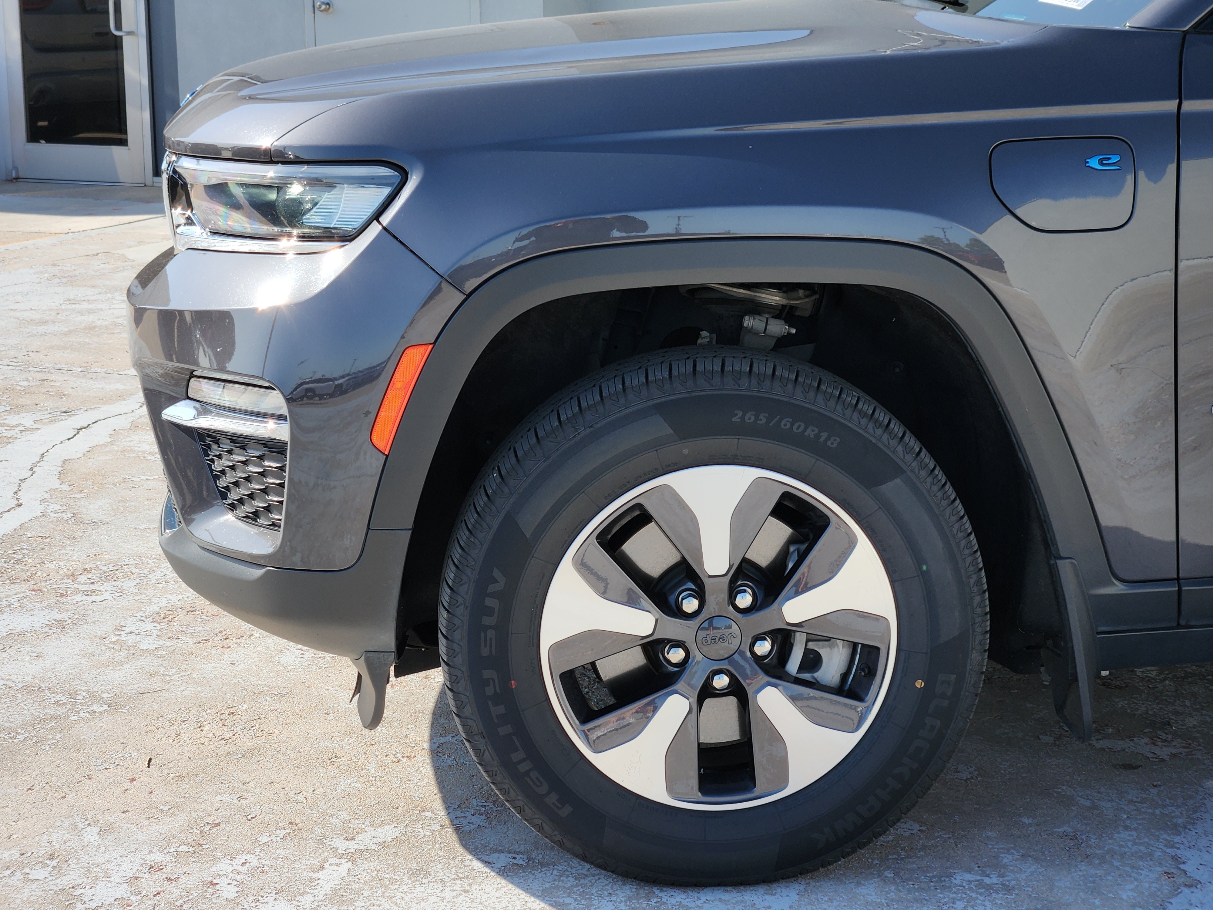 Used 2023 Jeep Grand Cherokee 4WD 4xe image 9