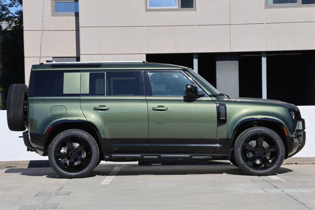 New 2026 Land Rover Defender 110 X-Dynamic SE AWD/4WD image 3