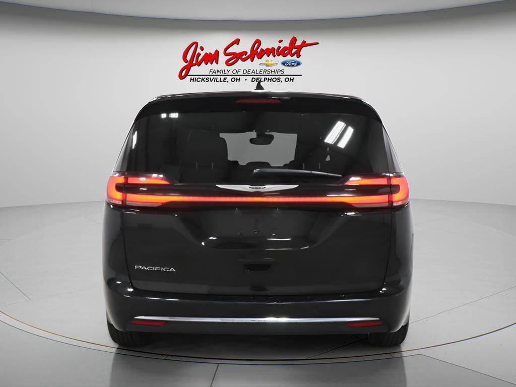 Used 2025 Chrysler Pacifica Select image 5