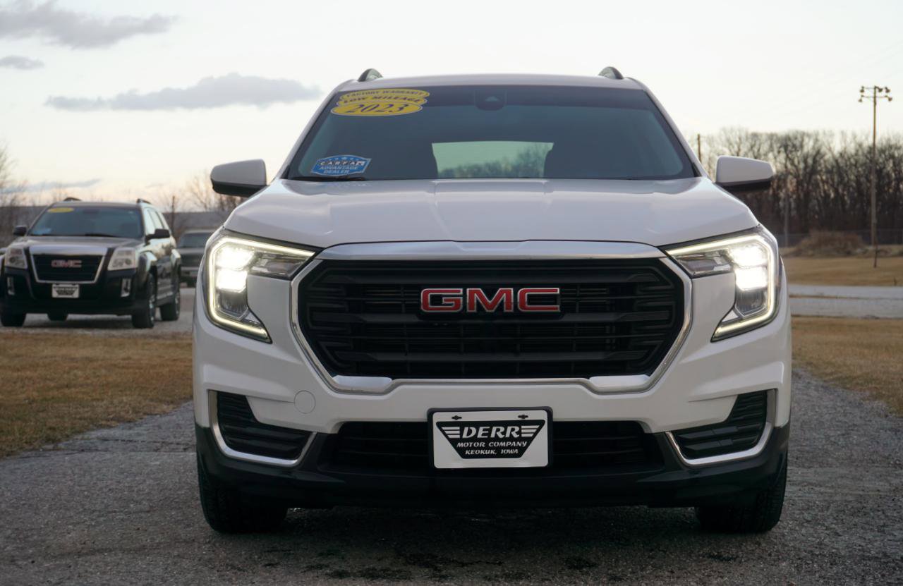 Used 2023 GMC Terrain SLE w/ Driver Convenience Package image 3