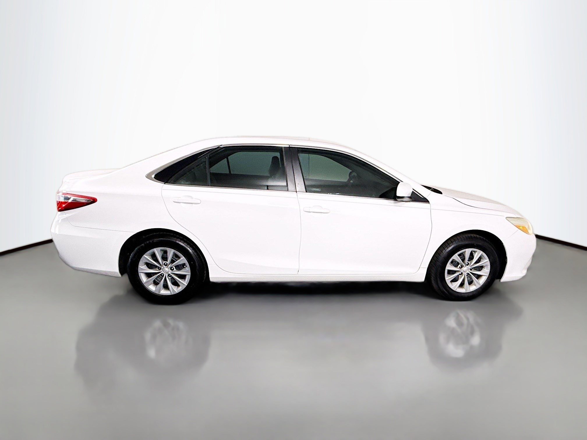 Used 2016 Toyota Camry LE image 11