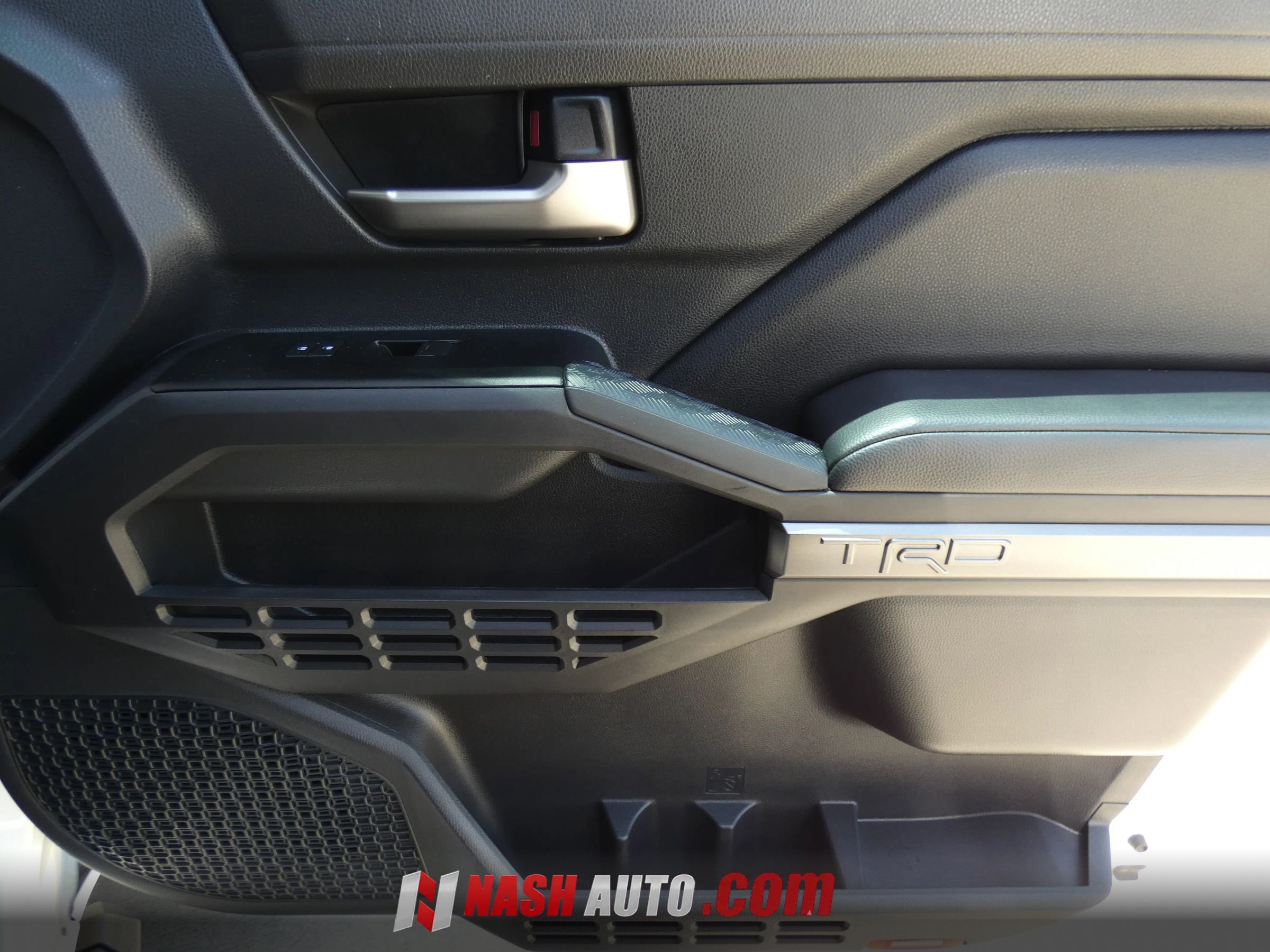 Used 2025 Toyota Tacoma TRD Sport AWD/4WD image 38