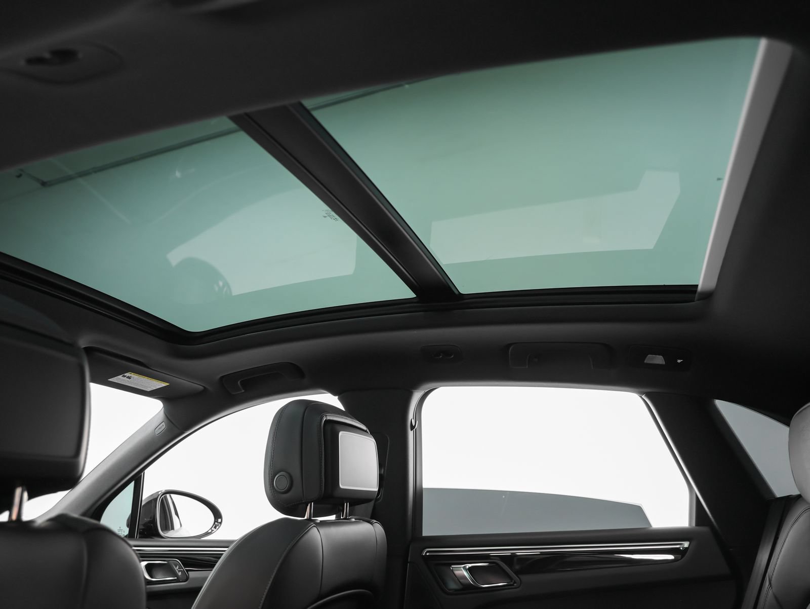 Certified 2024 Porsche Macan AWD/4WD image 43
