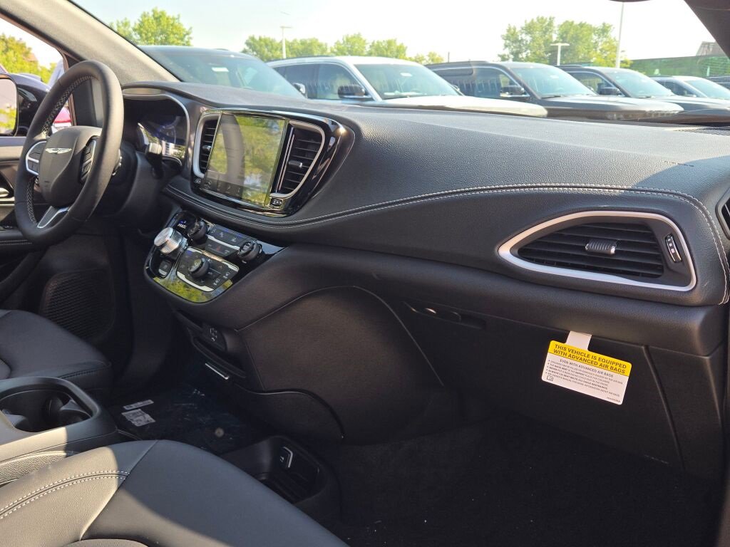 New 2026 Chrysler Pacifica Select image 8