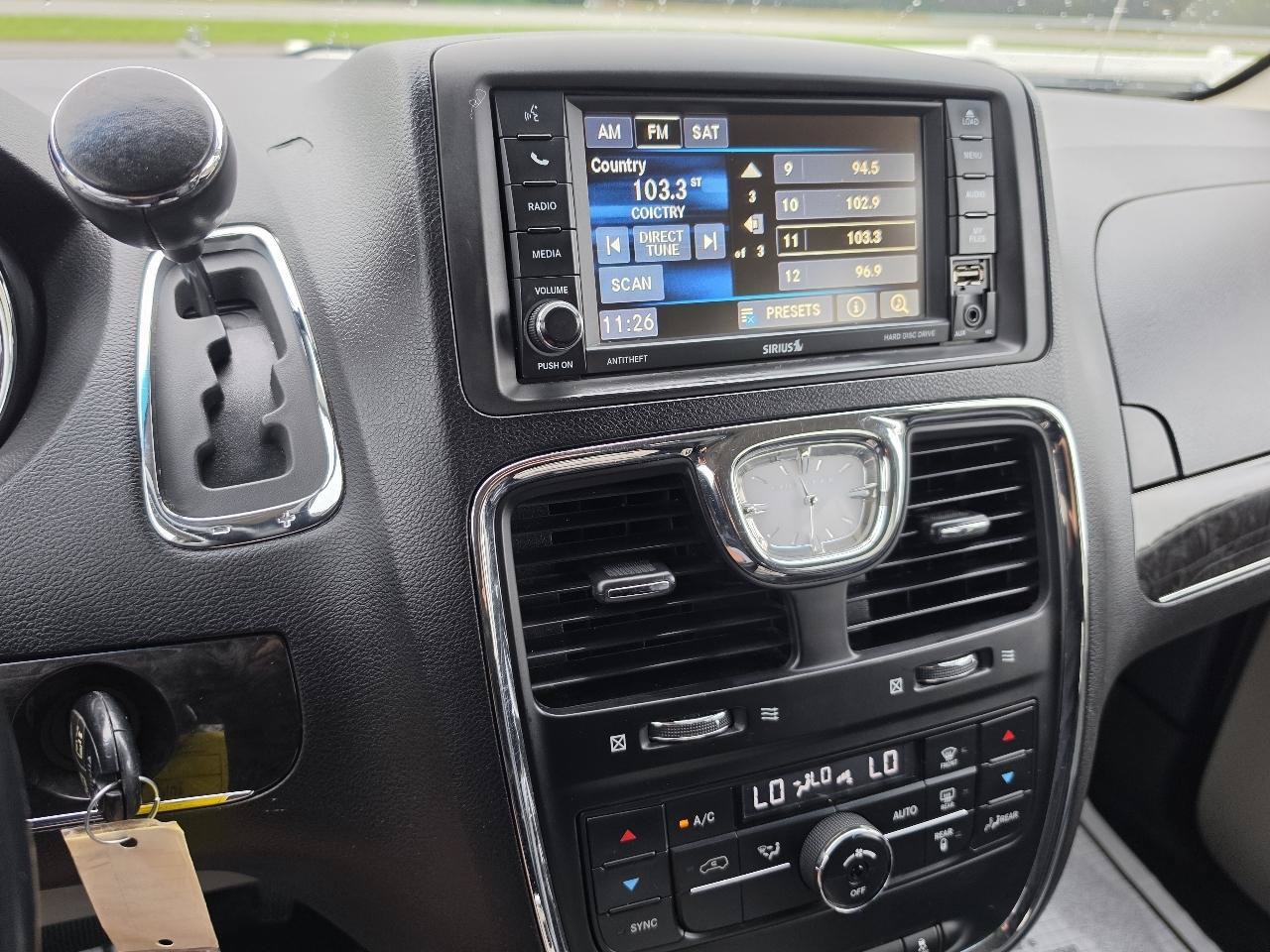 Used 2014 Chrysler Town & Country Touring FWD image 12
