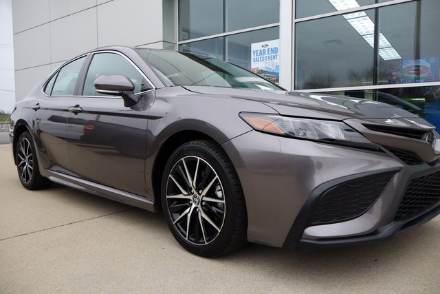 Used 2023 Toyota Camry SE image 3