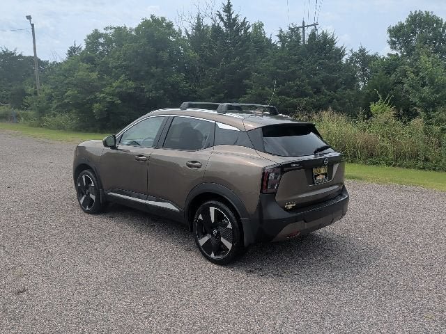 Used 2025 Nissan Kicks SR w/ SR Premium Package FWD image 3