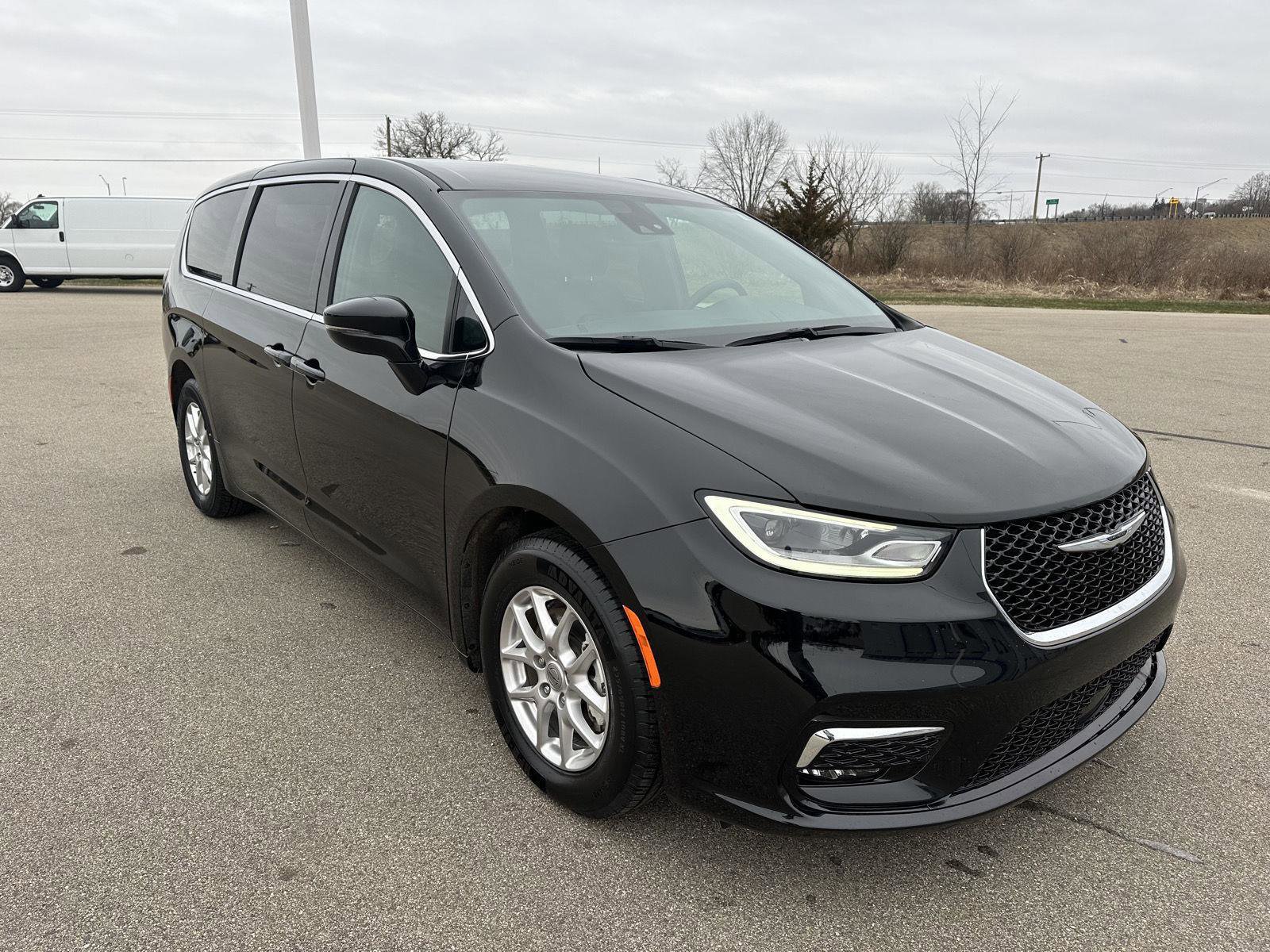 Used 2025 Chrysler Pacifica Select image 9