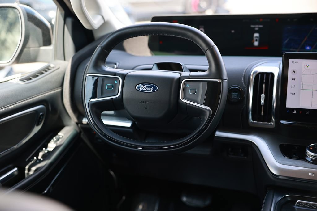 Used 2025 Ford Expedition Platinum w/ Driver's Package image 26