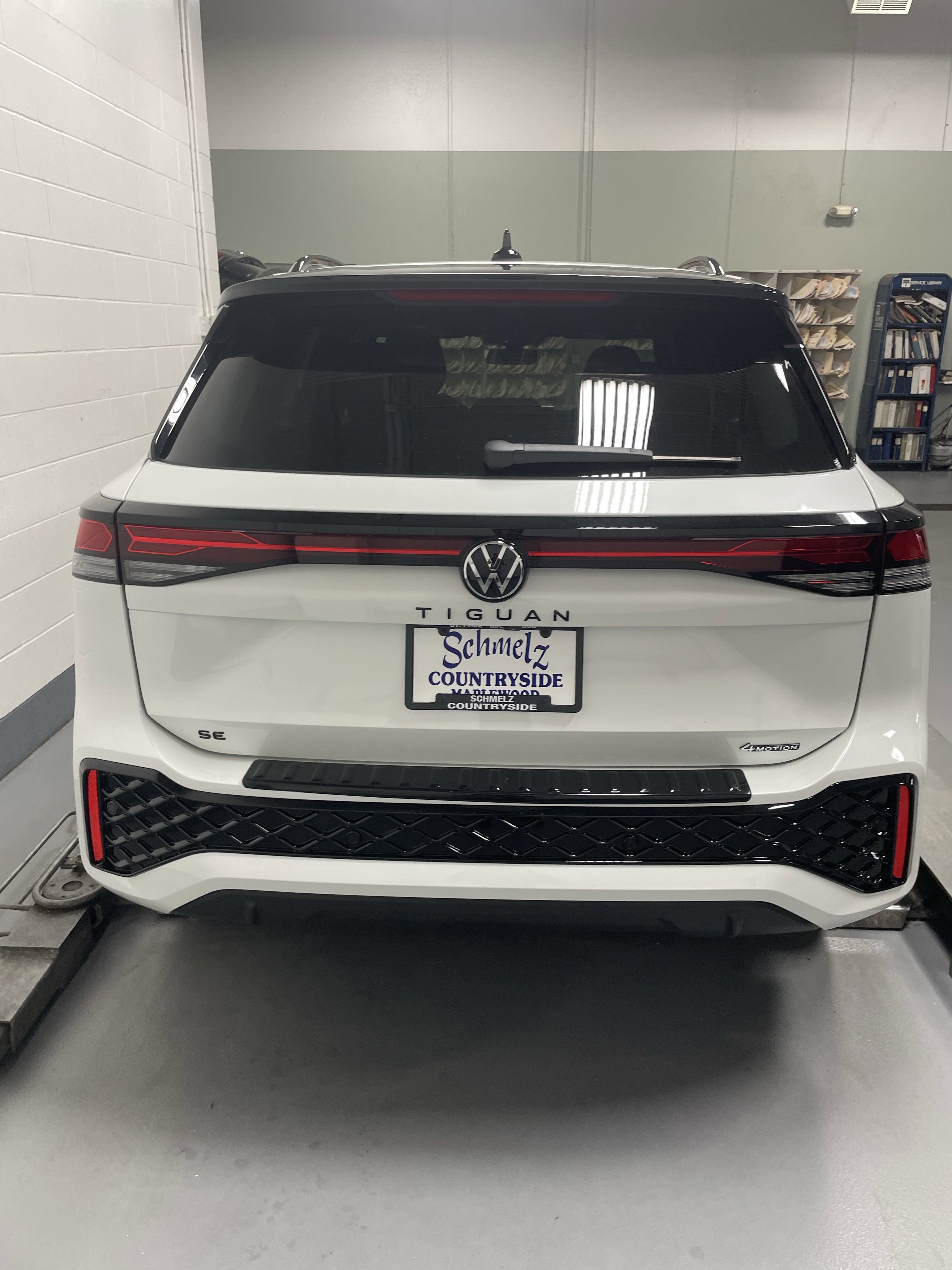 New 2025 Volkswagen Tiguan SE R-Line image 3