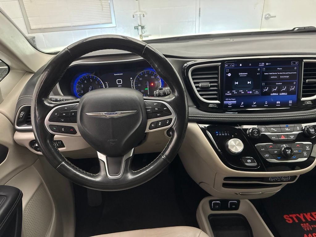 Used 2021 Chrysler Pacifica Touring-L FWD image 14