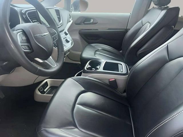 Used 2023 Chrysler Pacifica Touring-L image 16