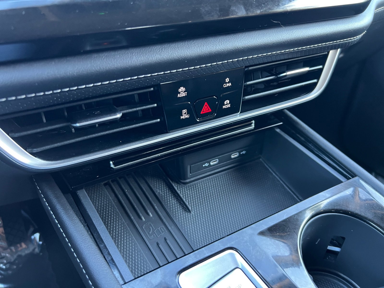 Used 2025 Volkswagen Atlas SE image 15