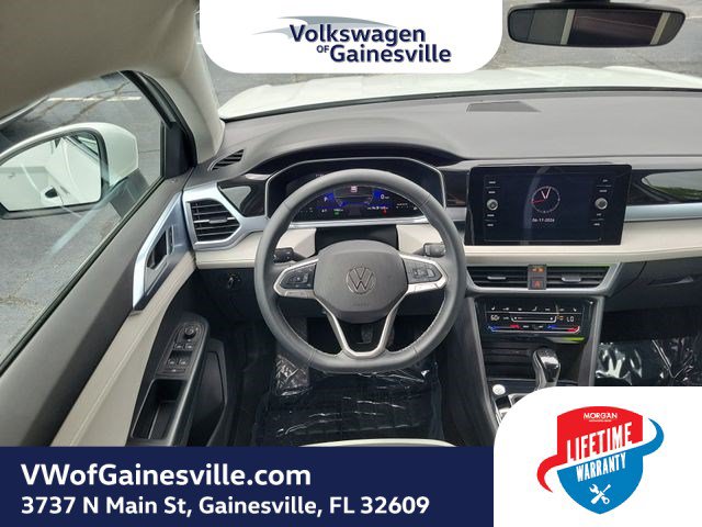 Used 2025 Volkswagen Taos SE FWD image 10