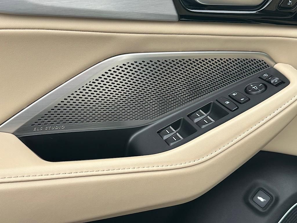 Used 2023 Acura MDX SH-AWD w/ Technology Package image 18