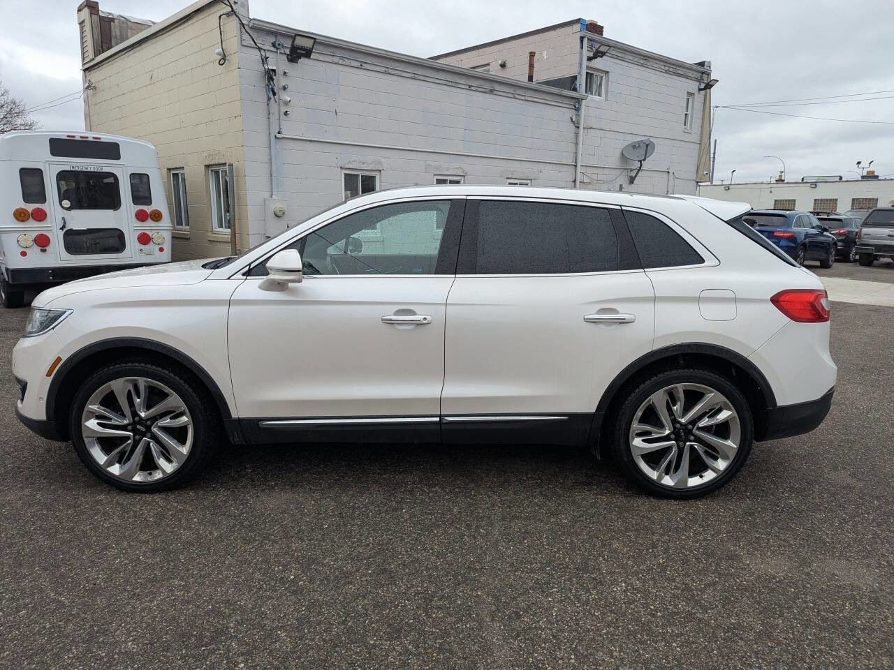 Used 2017 Lincoln MKX Reserve w/ Driver Assistance Package image 4