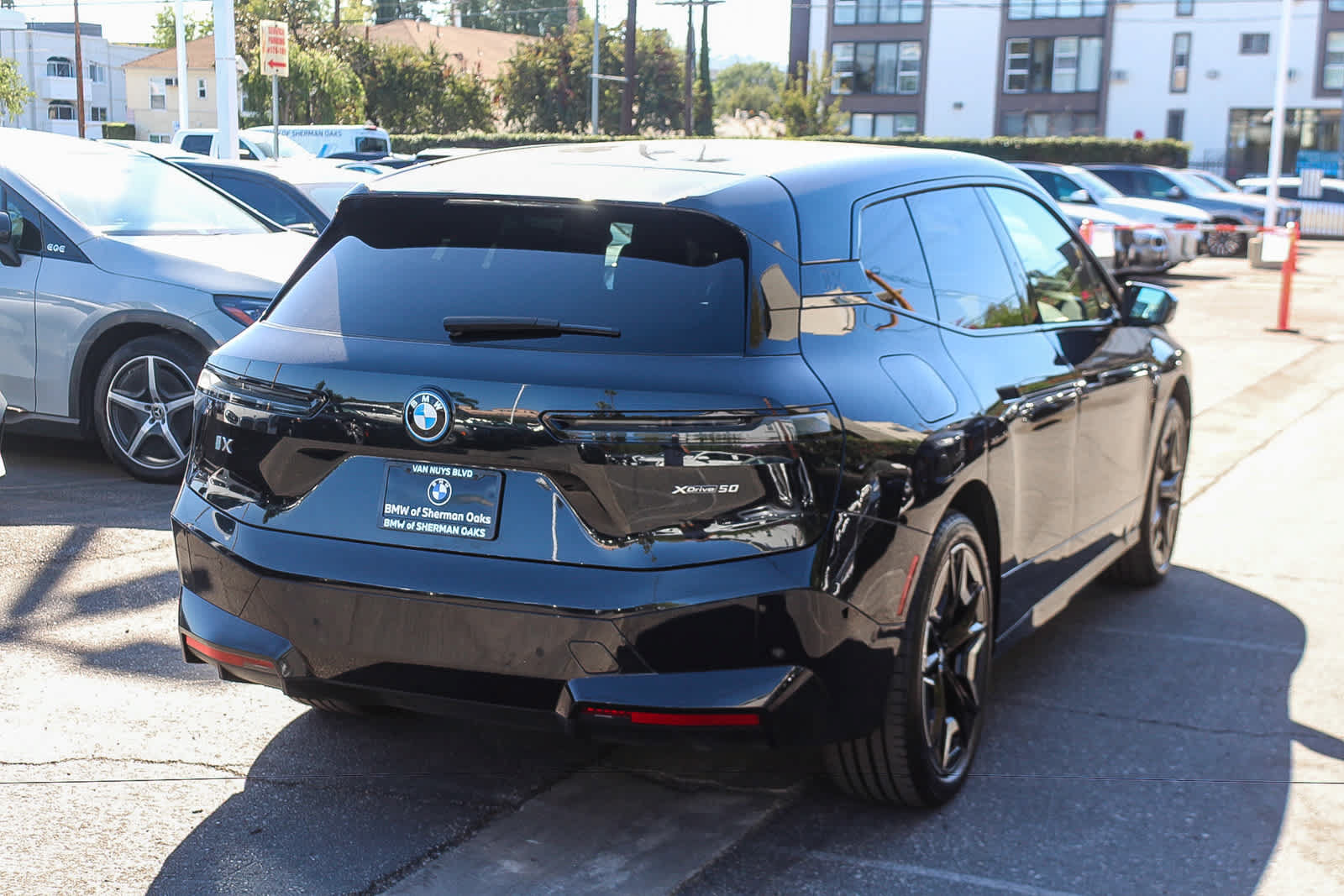 Used 2024 BMW iX xDrive50 w/ Sport Package AWD/4WD image 4