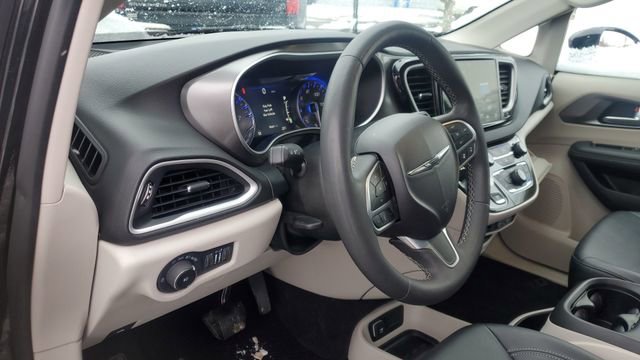 Certified 2024 Chrysler Pacifica Touring-L image 8