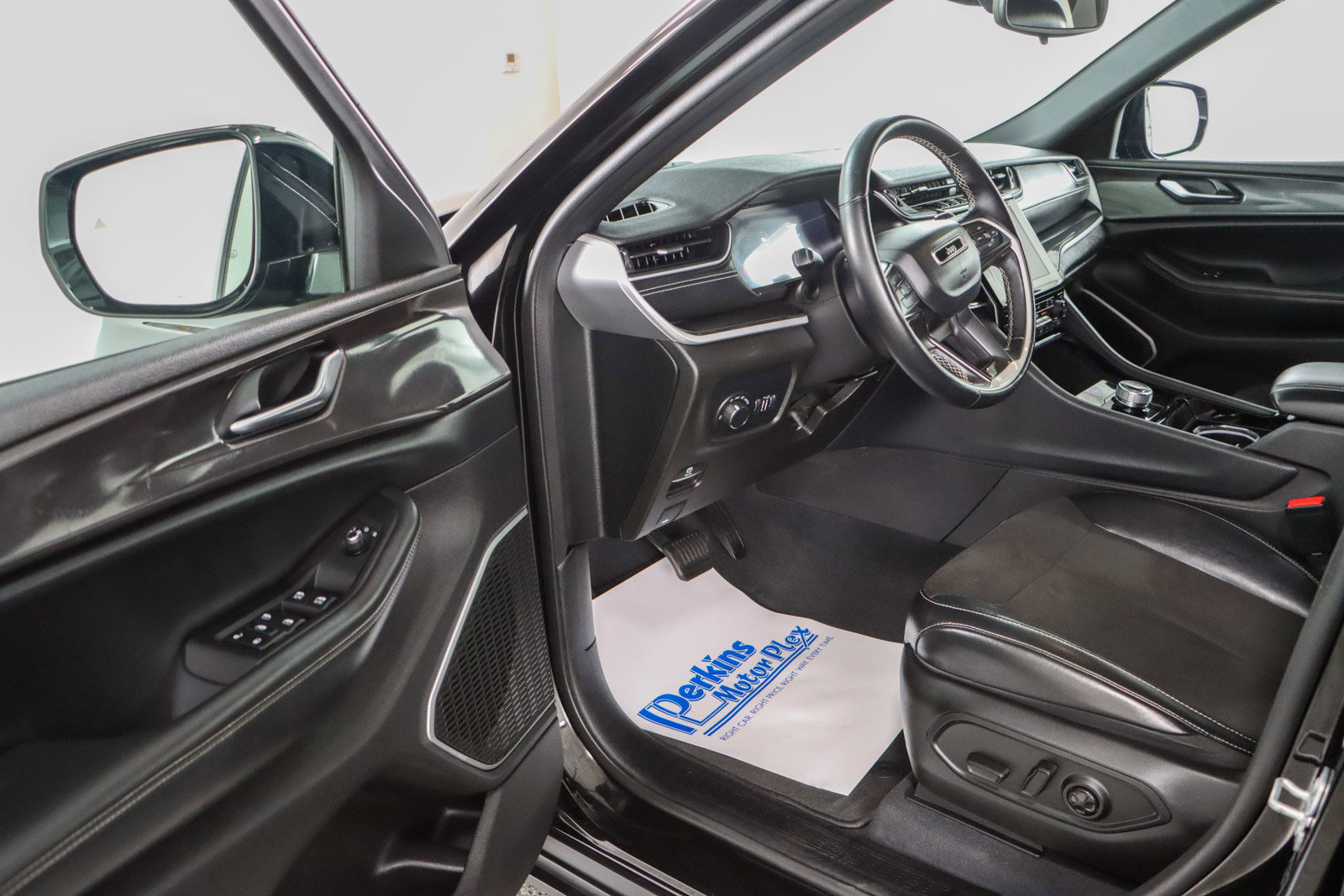 Used 2022 Jeep Grand Cherokee L Laredo image 3