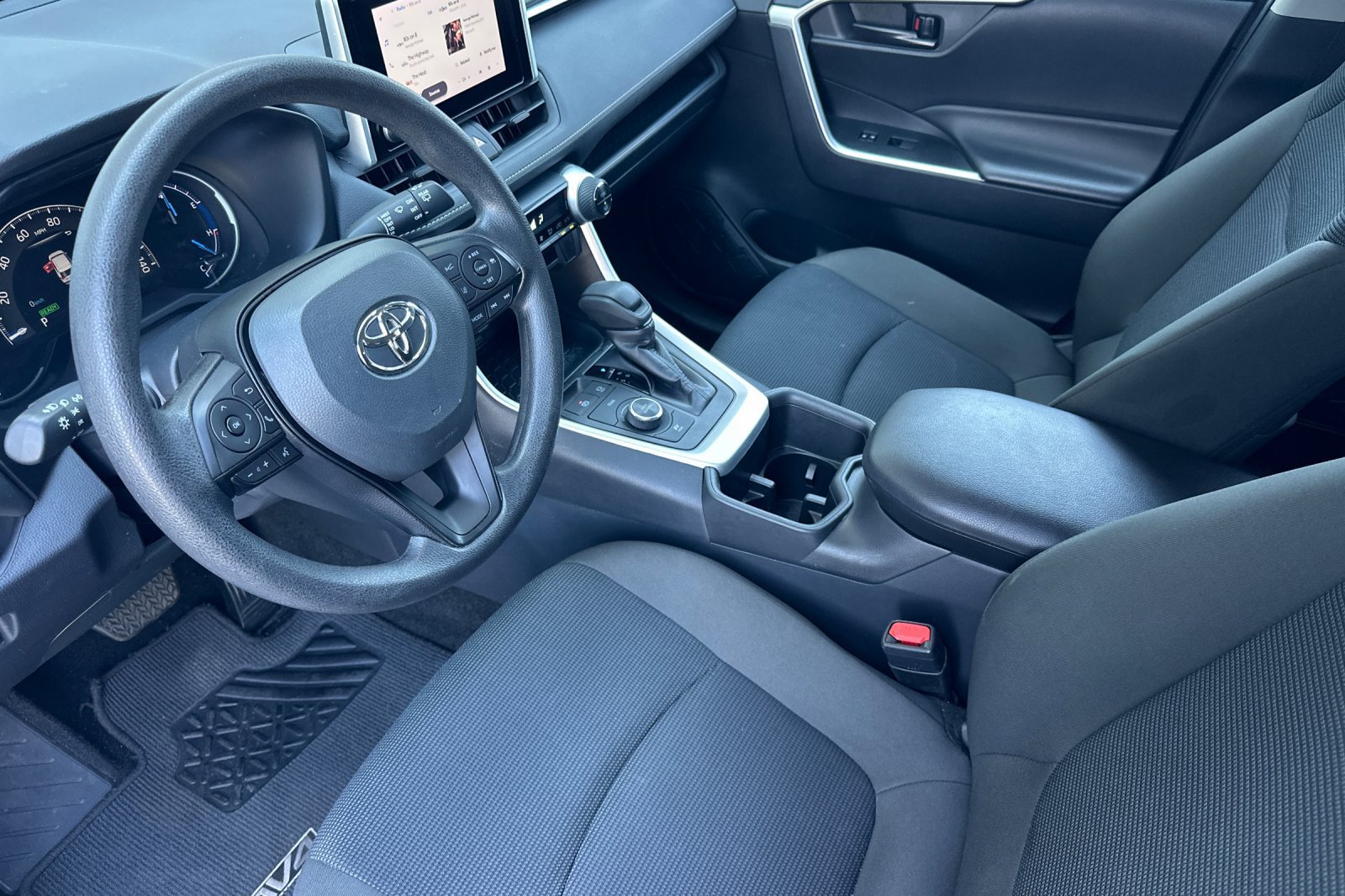 Used 2025 Toyota RAV4 LE AWD/4WD image 9