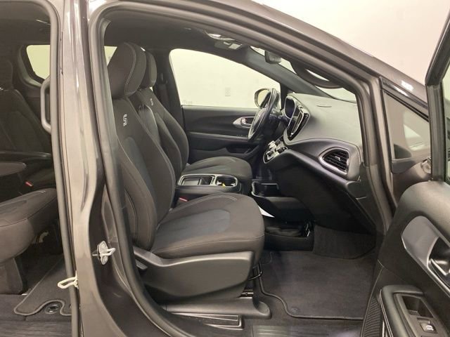 Used 2021 Chrysler Pacifica Touring image 27