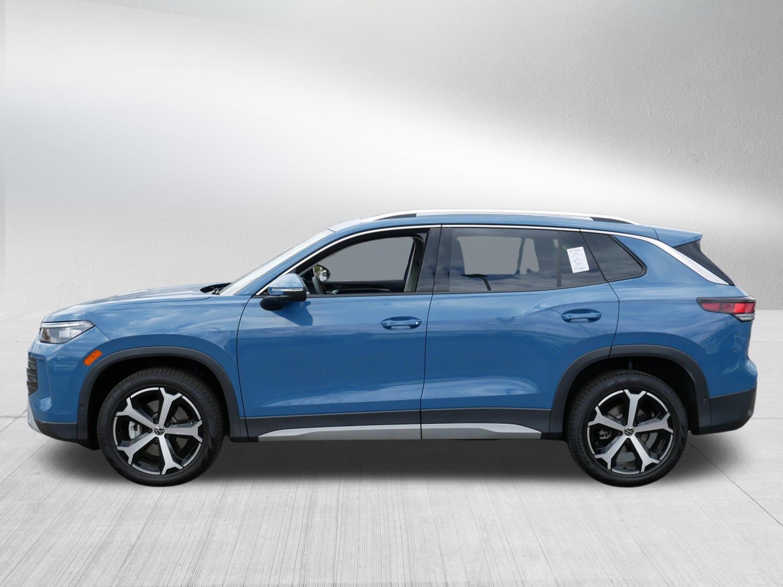 Certified 2025 Volkswagen Tiguan SE w/ Panoramic Sunroof Package AWD/4WD image 4