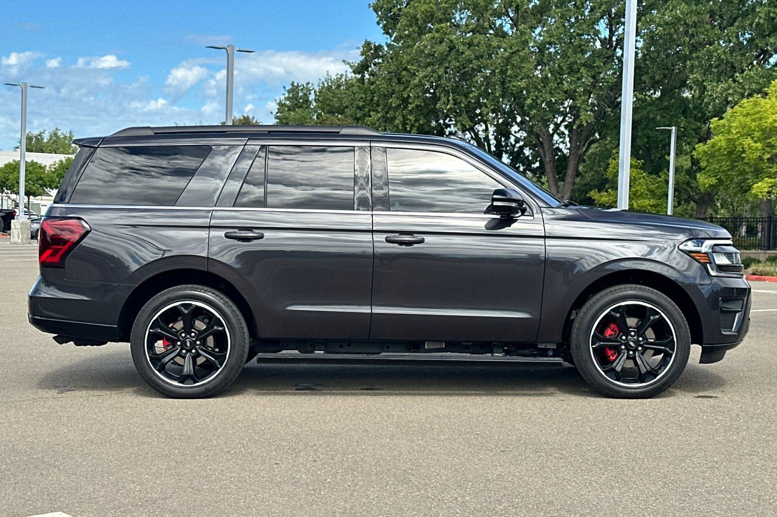 Used 2024 Ford Expedition Limited image 3