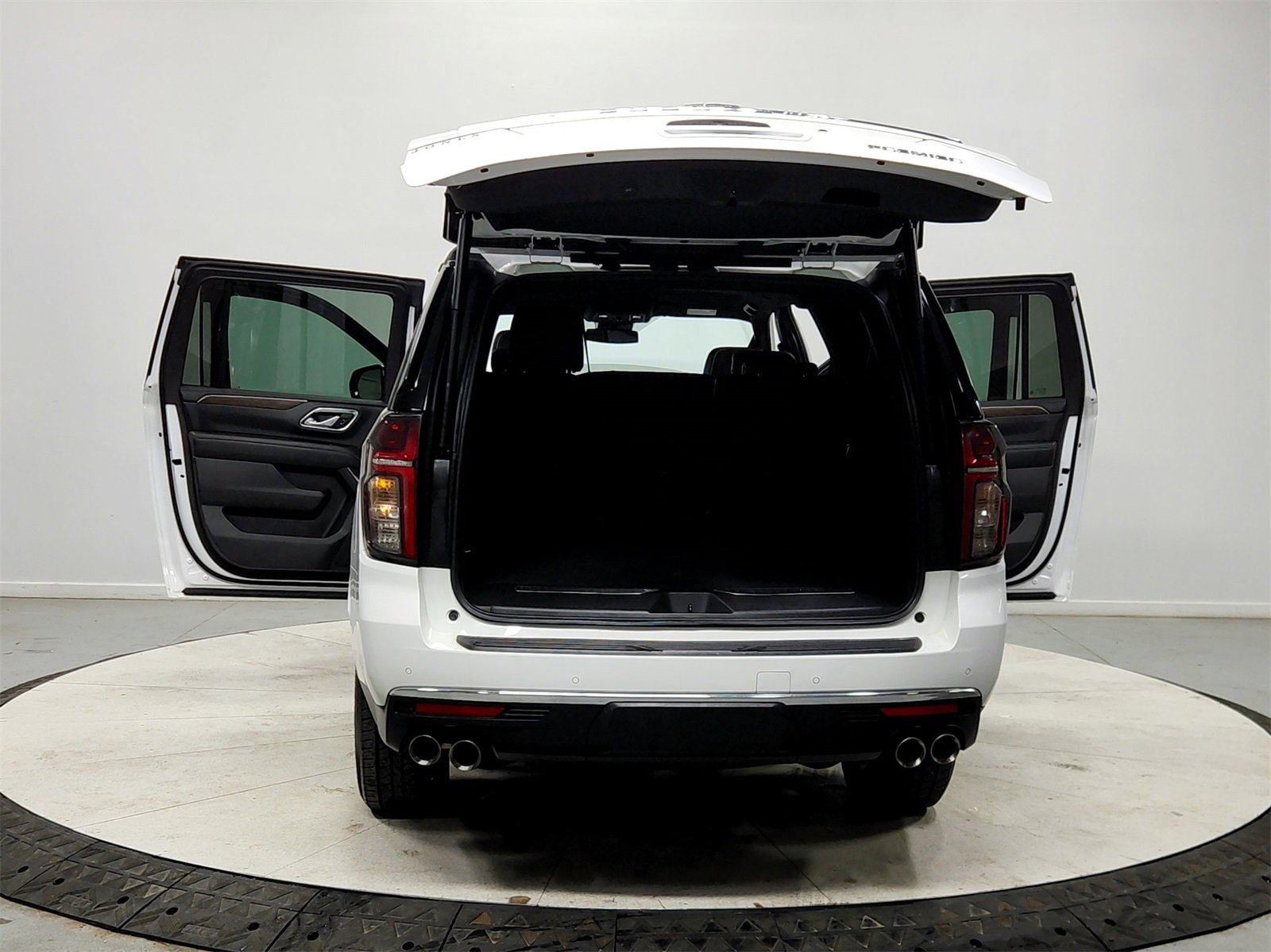 Used 2023 Chevrolet Suburban Premier image 14