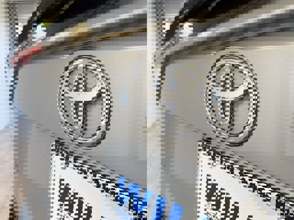 Used 2021 Toyota RAV4 XLE Premium image 12