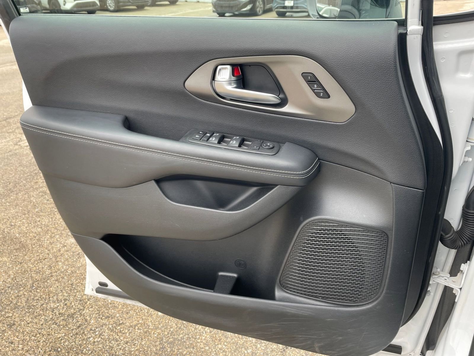 Used 2025 Chrysler Pacifica Select image 18