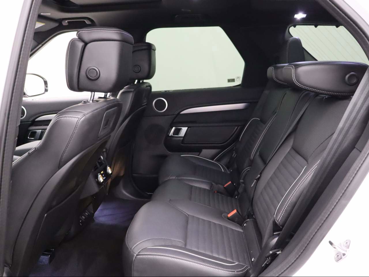 Used 2024 Land Rover Discovery Dynamic SE image 18