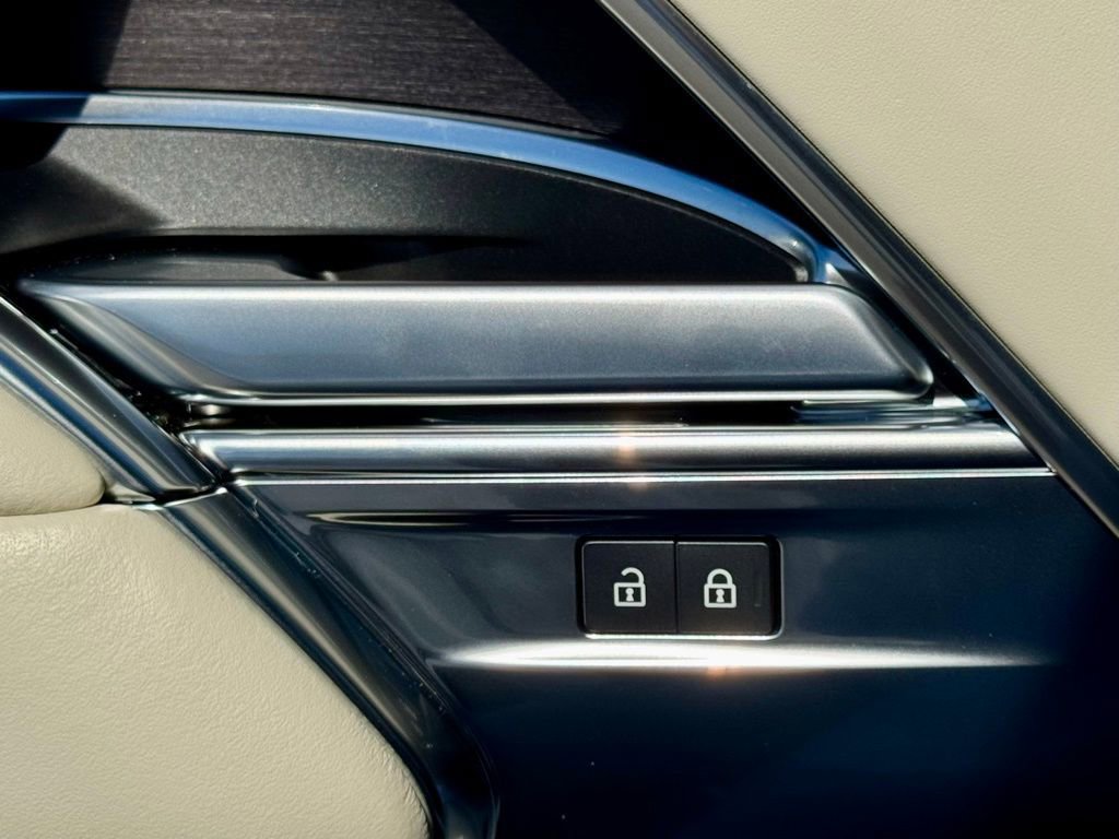 Used 2024 Land Rover Range Rover Long Wheelbase Autobiography image 18