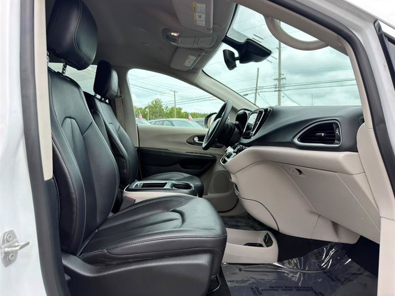 Used 2024 Chrysler Pacifica Touring-L FWD image 26