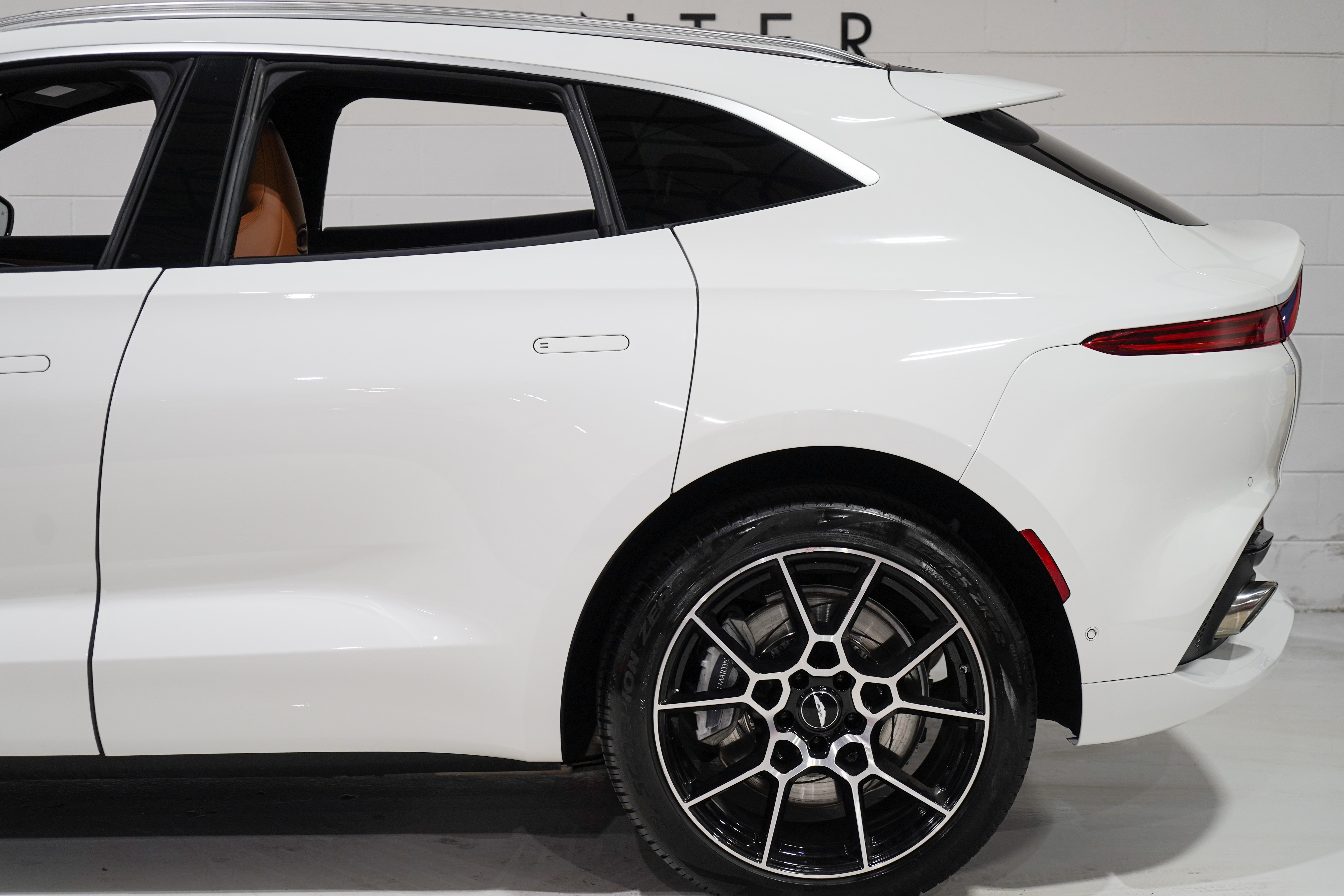 Used 2022 Aston Martin DBX AWD/4WD image 33