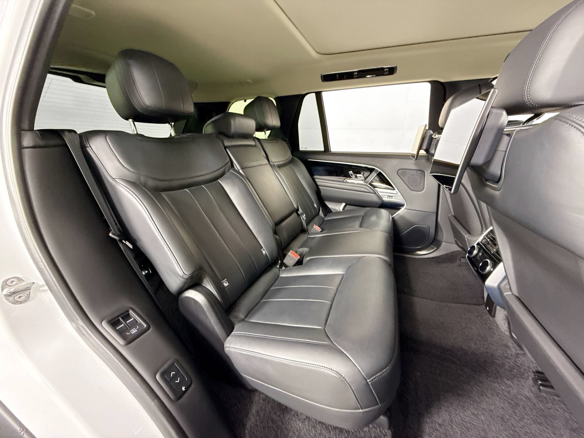 Used 2024 Land Rover Range Rover Long Wheelbase SE AWD/4WD image 22