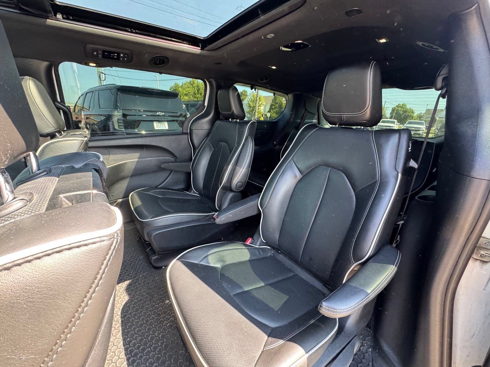 Used 2022 Chrysler Pacifica Limited w/ Uconnect Theater Family Group FWD image 26