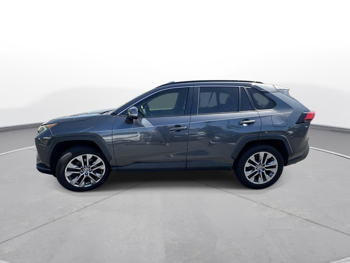 Used 2020 Toyota RAV4 XLE Premium FWD image 9