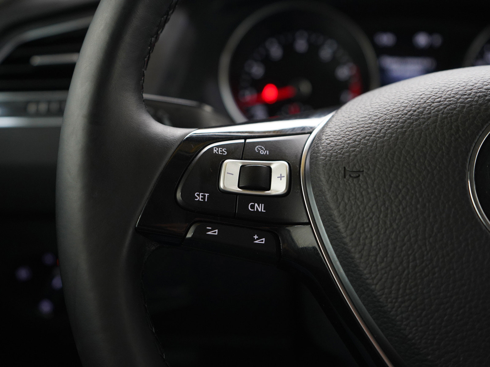 Used 2018 Volkswagen Tiguan SE w/ Front Fog Lights Package image 25