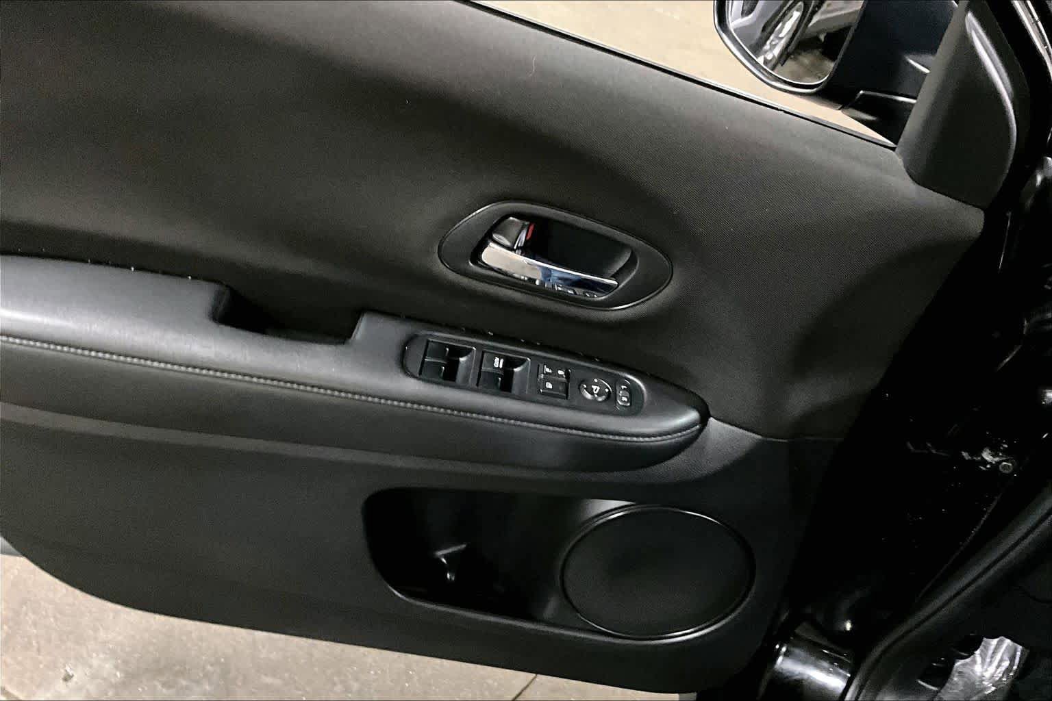 Used 2016 Honda HR-V LX image 36