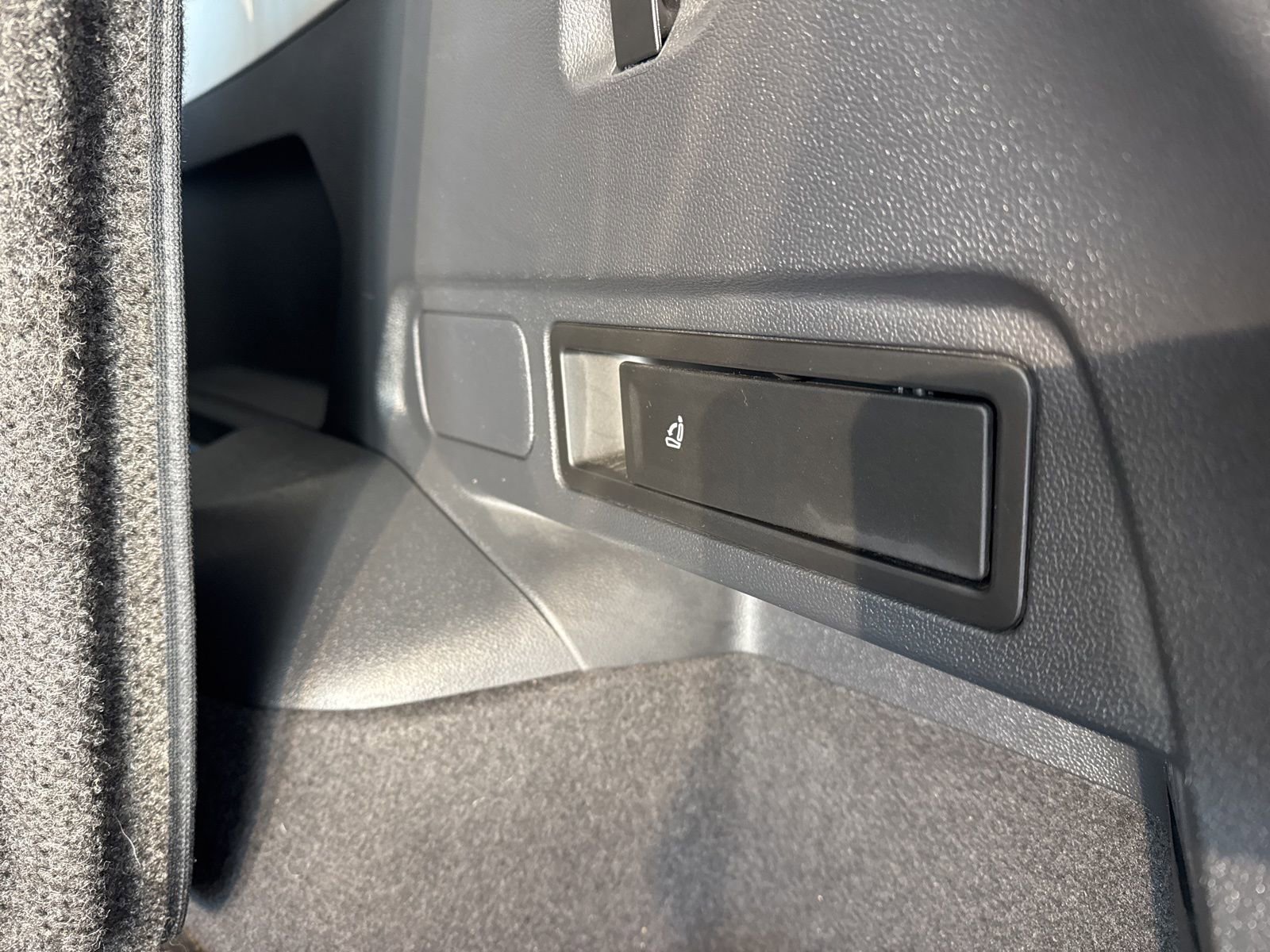 Used 2020 Volkswagen Tiguan SEL w/ 3rd Row Seat Package image 15