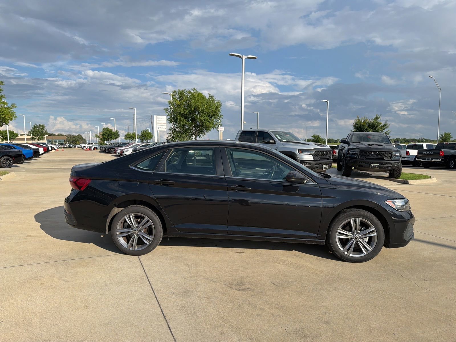 Used 2024 Volkswagen Jetta SE FWD image 7
