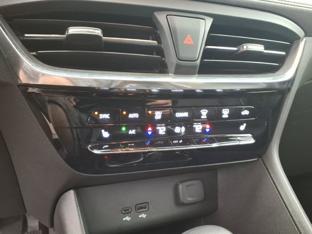Used 2024 Buick Encore GX Avenir w/ Avenir Convenience Package AWD/4WD image 19