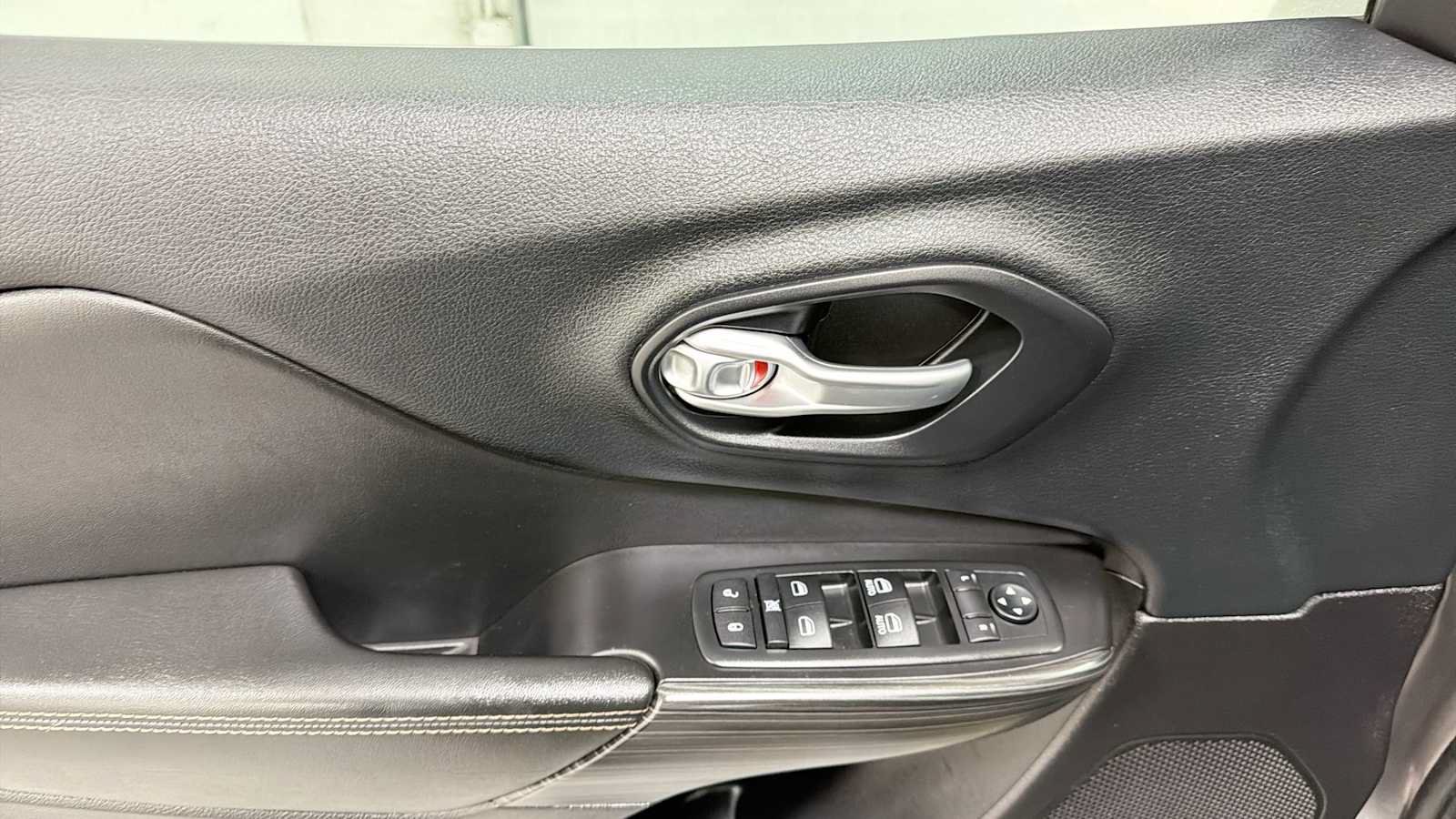 Used 2015 Jeep Cherokee Limited AWD/4WD image 15